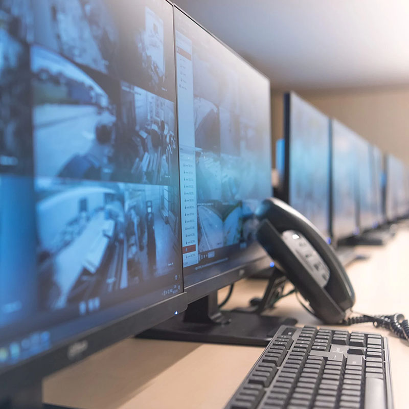 Computer che mostrano sistemi di videosorveglianza