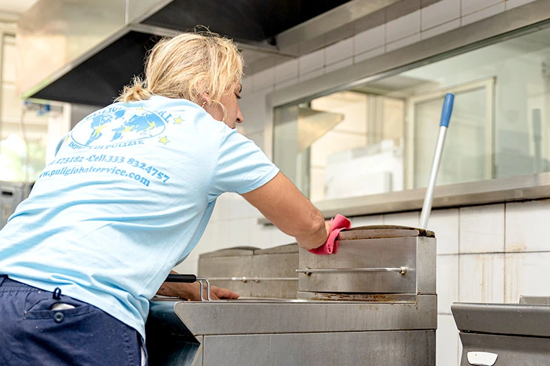Operatrice Puliglobal pulisce cucina industriale